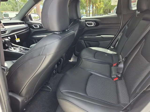 New 2026 Bright White Clearcoat Jeep Latitude image 20