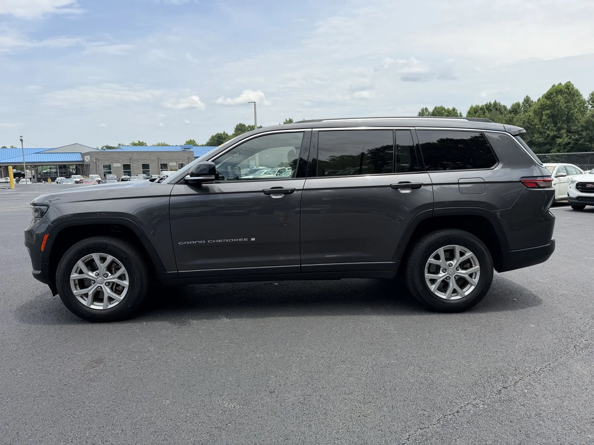 Used 2023 Metallic Jeep Limited image 21