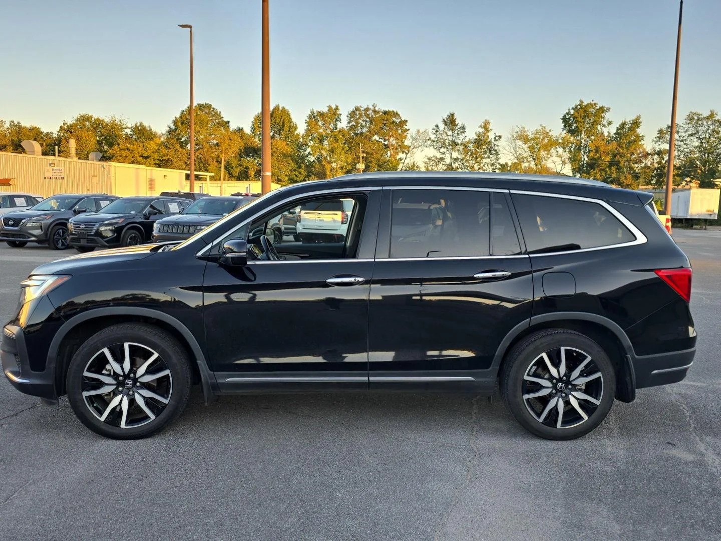 Used 2019 Crystal Black Pearl Honda Touring w/Rear Captain