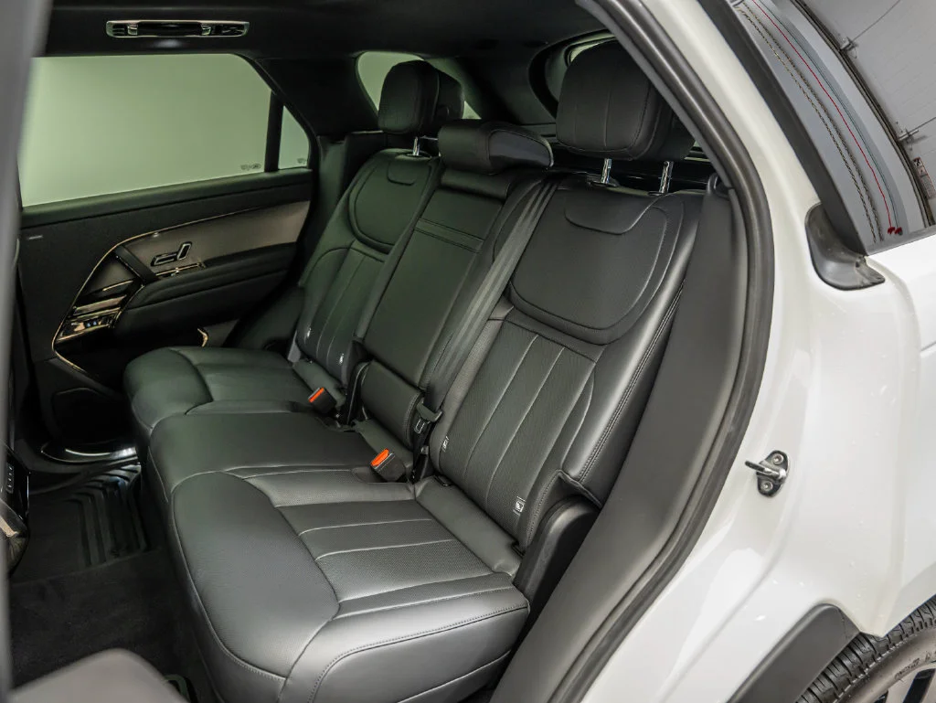 Used 2026 Fuji White Land Rover SE image 43