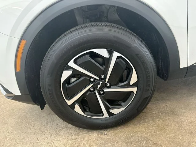 Certified Used 2023 Snow White Pearl Kia LX image 20