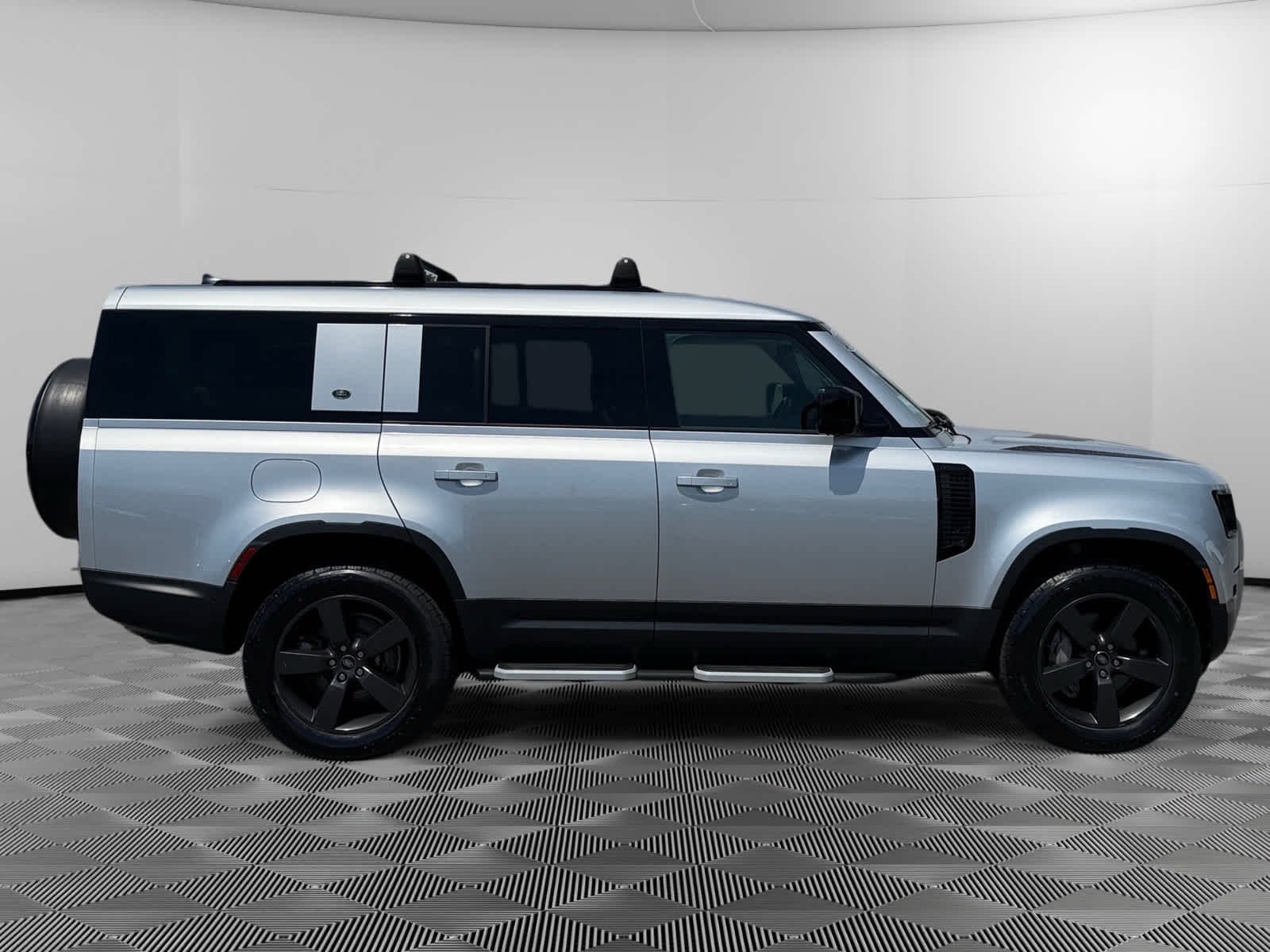 Used 2024 Hakuba Silver Metallic Land Rover S image 6