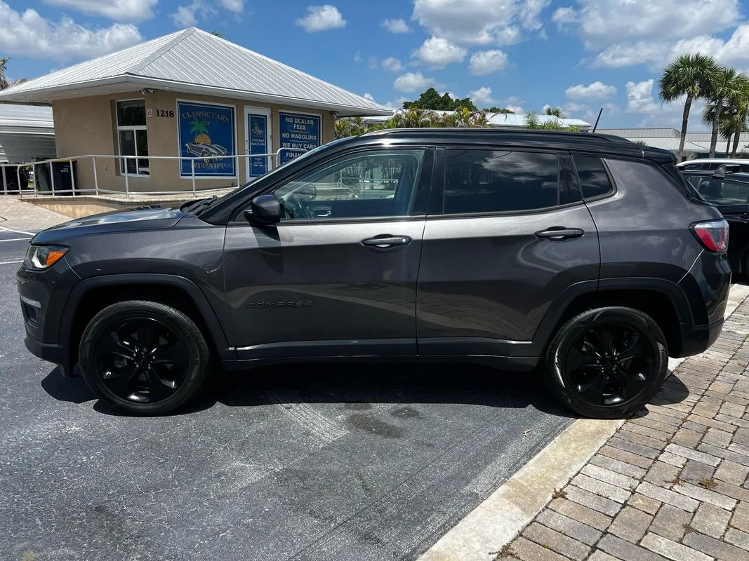 Used 2018  Jeep Altitude 4x4 image 3