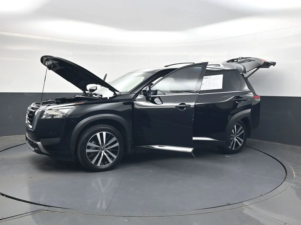 Used 2025 Black Nissan Platinum image 46