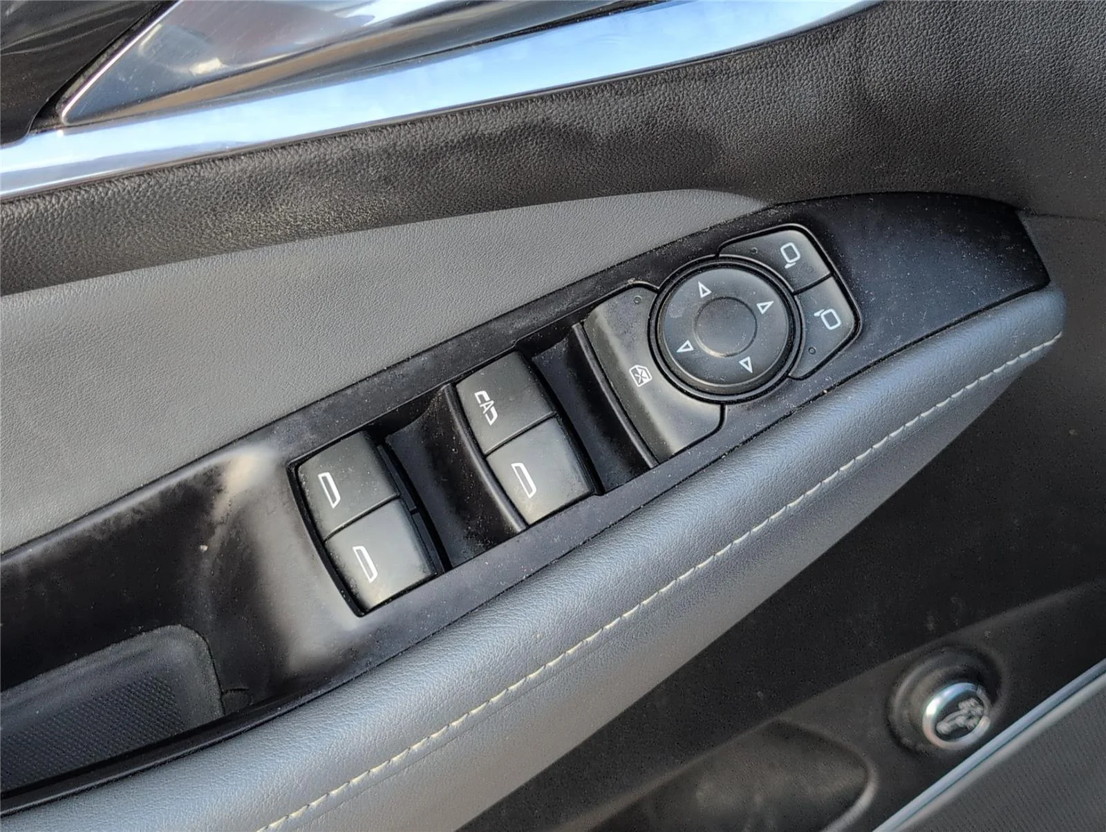 Used 2020 Summit White Buick Essence image 17
