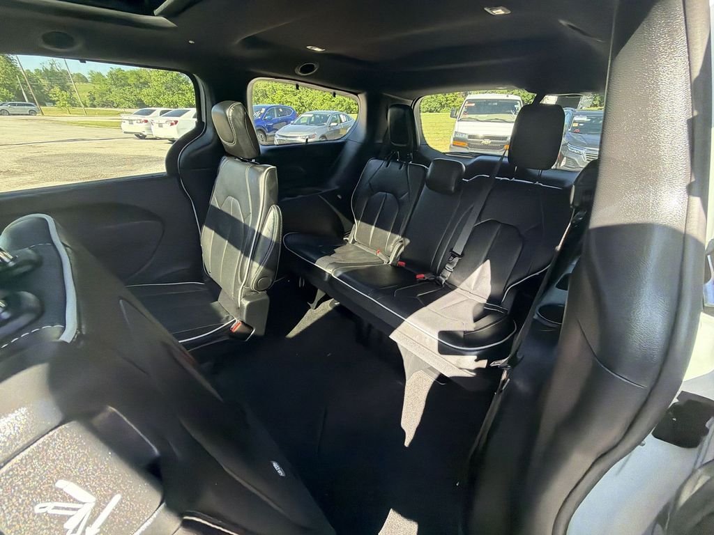 Used 2025 White Chrysler Limited image 24
