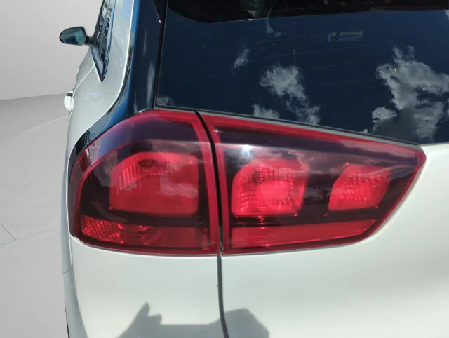 Used 2020 White Kia LX image 18