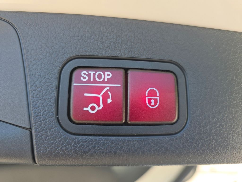 Certified Used 2025 Polar White Mercedes-Benz GLB 250 image 18