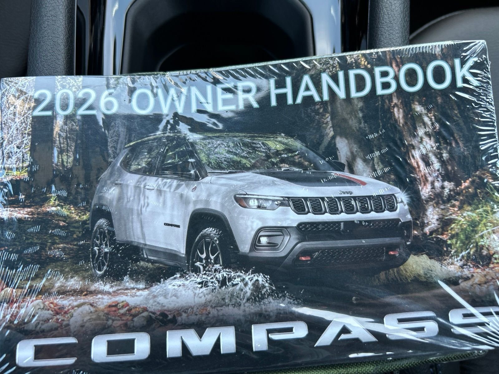 New 2026 Red Hot Pearl-Coat Exterior Paint Jeep Latitude image 18