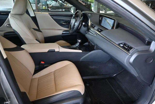 Used 2019 Silver Lexus 350 Ultra Luxury image 23