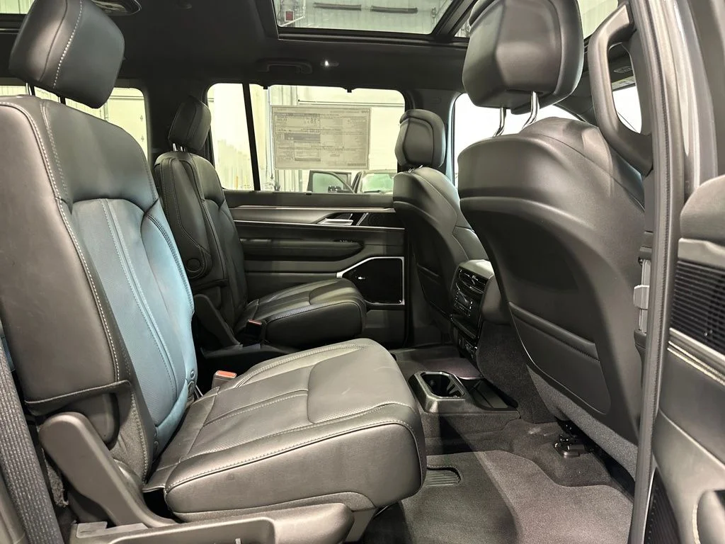 New 2026 Baltic-Gray Metallic Clear-Coat Exterior Paint Jeep Limited Reserve image 38
