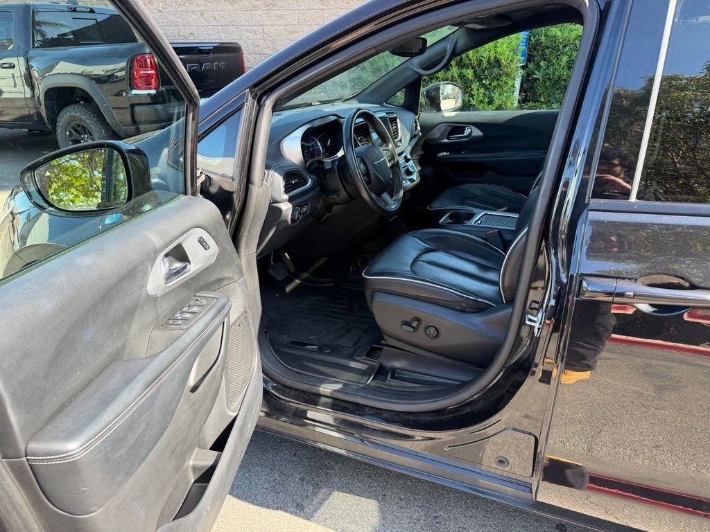 Used 2019 Black Chrysler Limited image 19