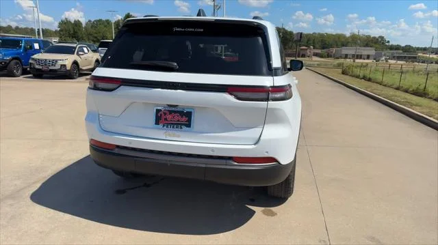 New 2027 Bright White Clear-Coat Paint Jeep Laredo Altitude image 8
