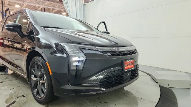 New 2027 Diamond Black Crystal Pearl-Coat Paint Chrysler Limited image 28