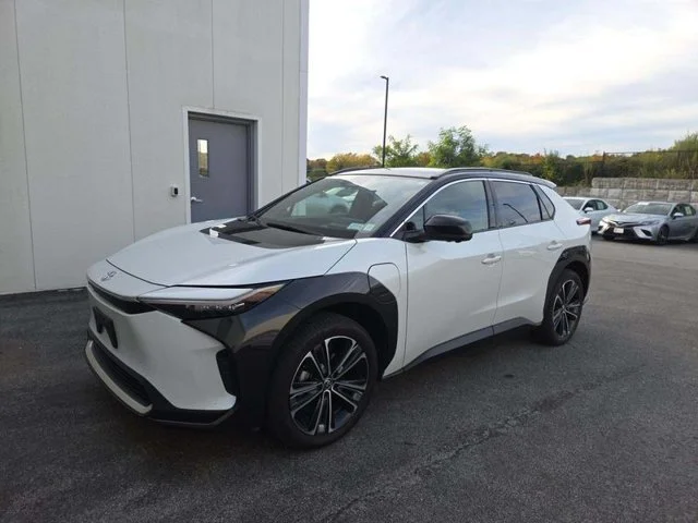 Used 2023 Wind Chill Pearl w/Black Roof Toyota Limited image 9