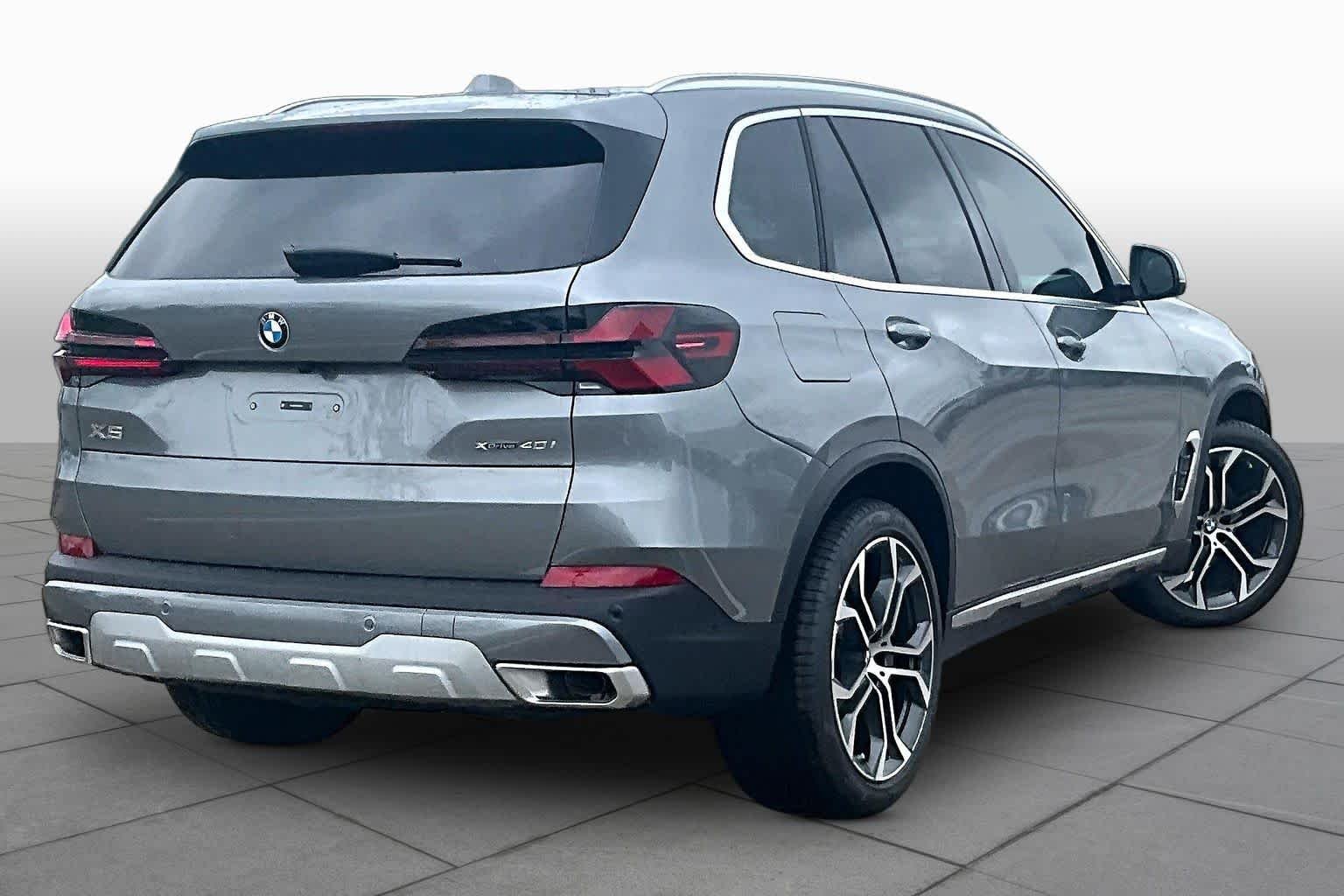 Used 2026 Skyscraper Grey Metallic BMW xDrive40i image 12