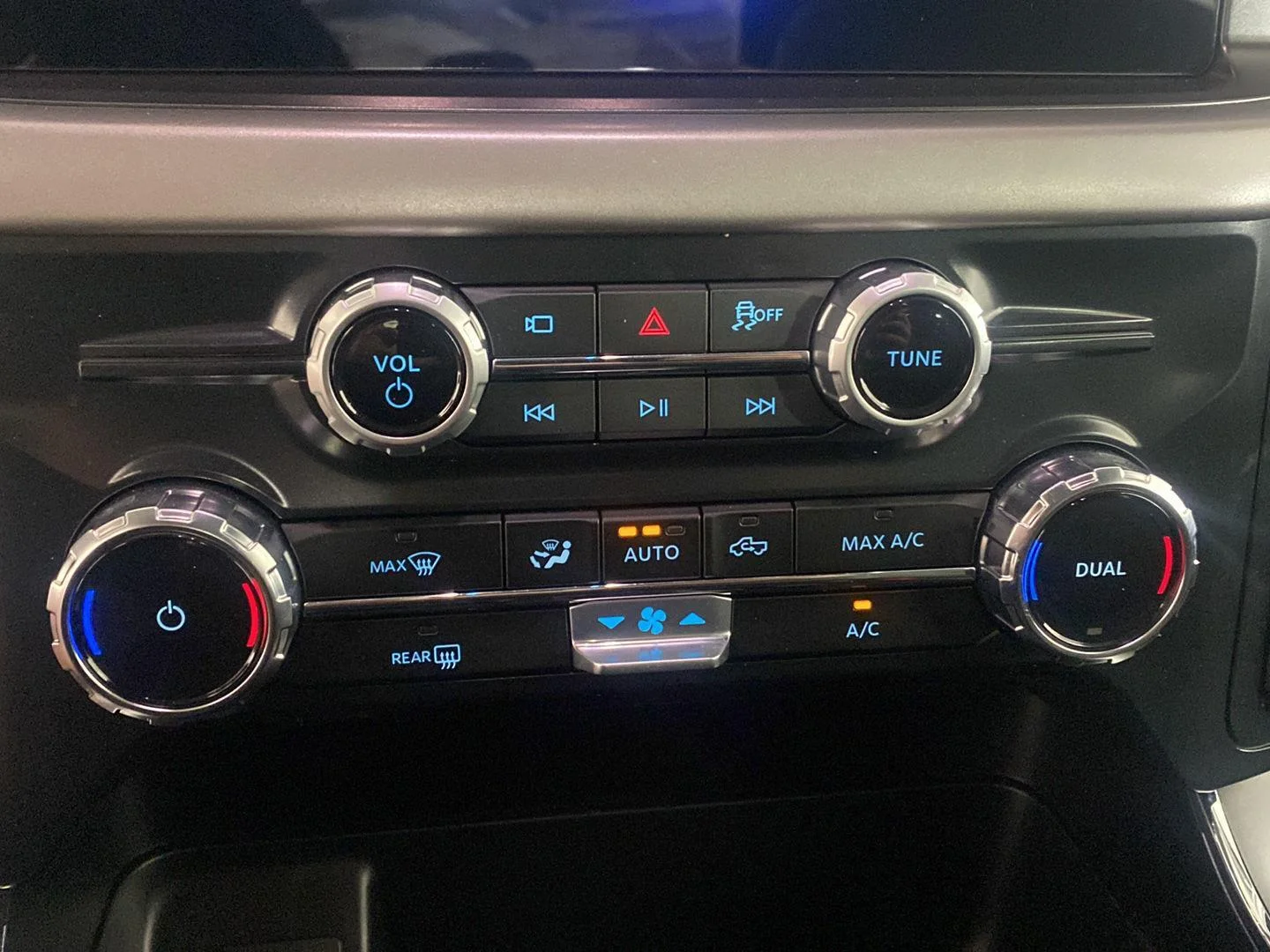 New 2026 Agate Black Metallic Ford XLT image 5