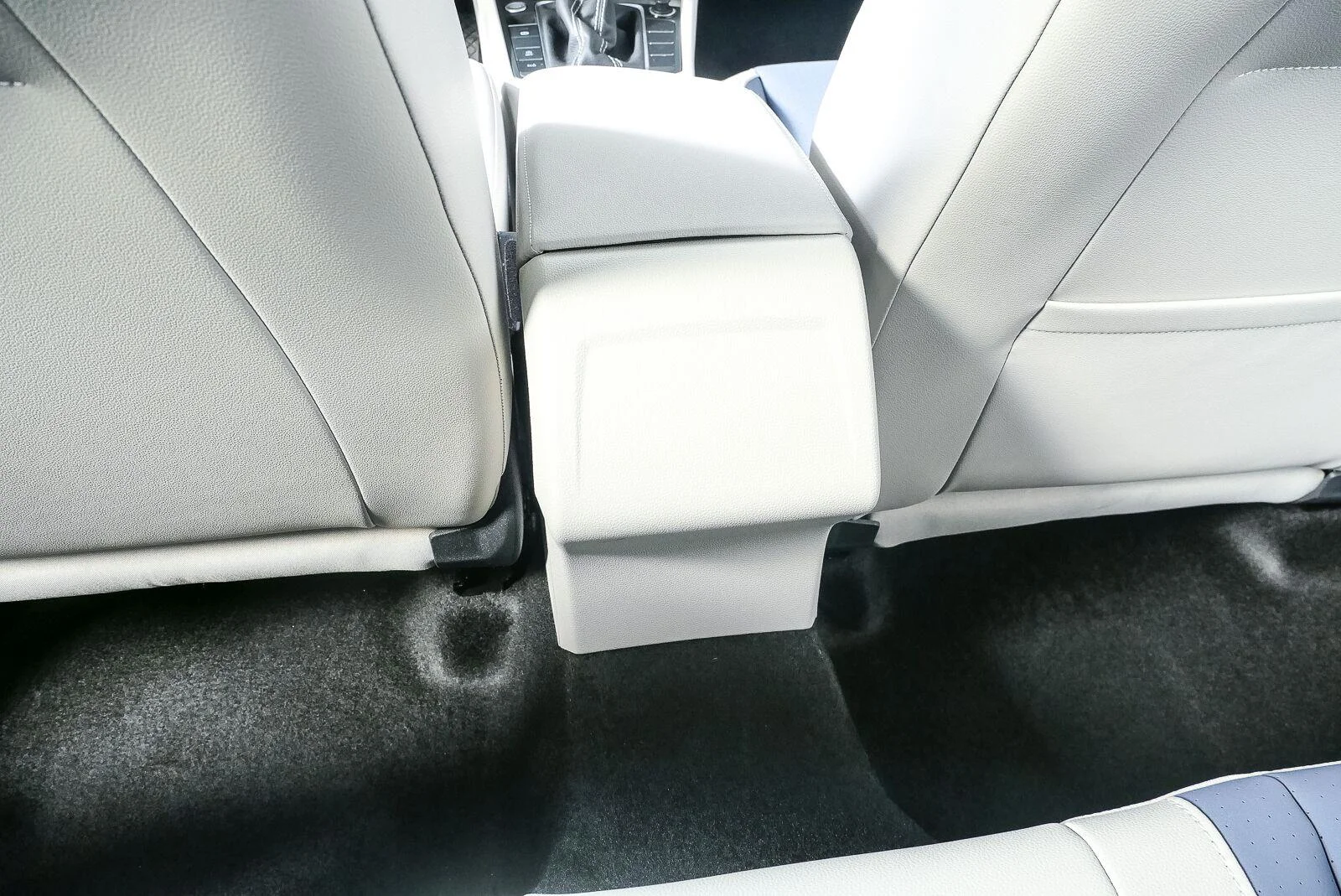 New 2027 Opal White Pearl Volkswagen SE image 23