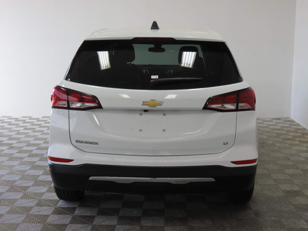 Used 2024 Summit White Chevrolet LT image 4
