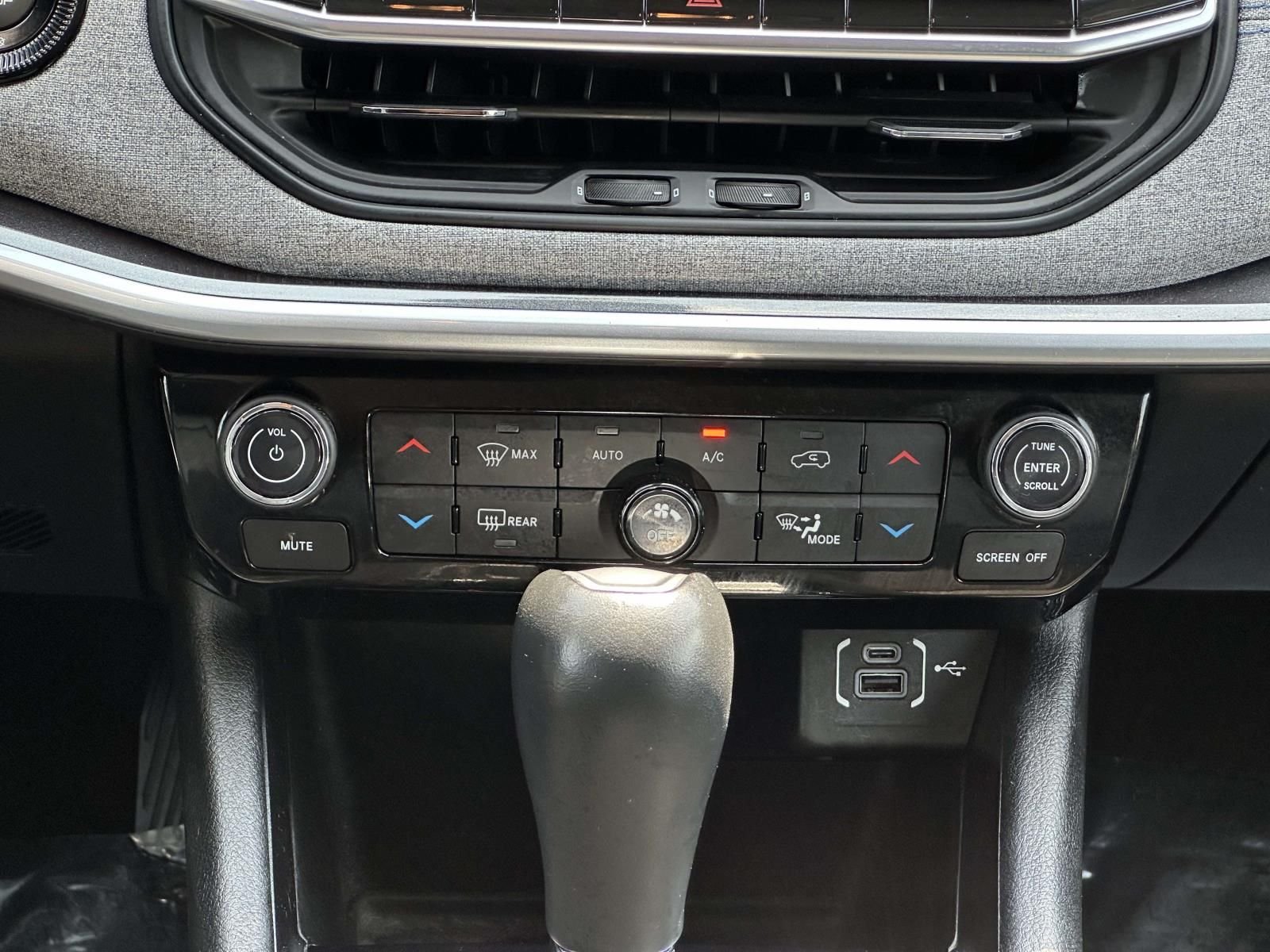 Used 2022 Silver Jeep Latitude image 29