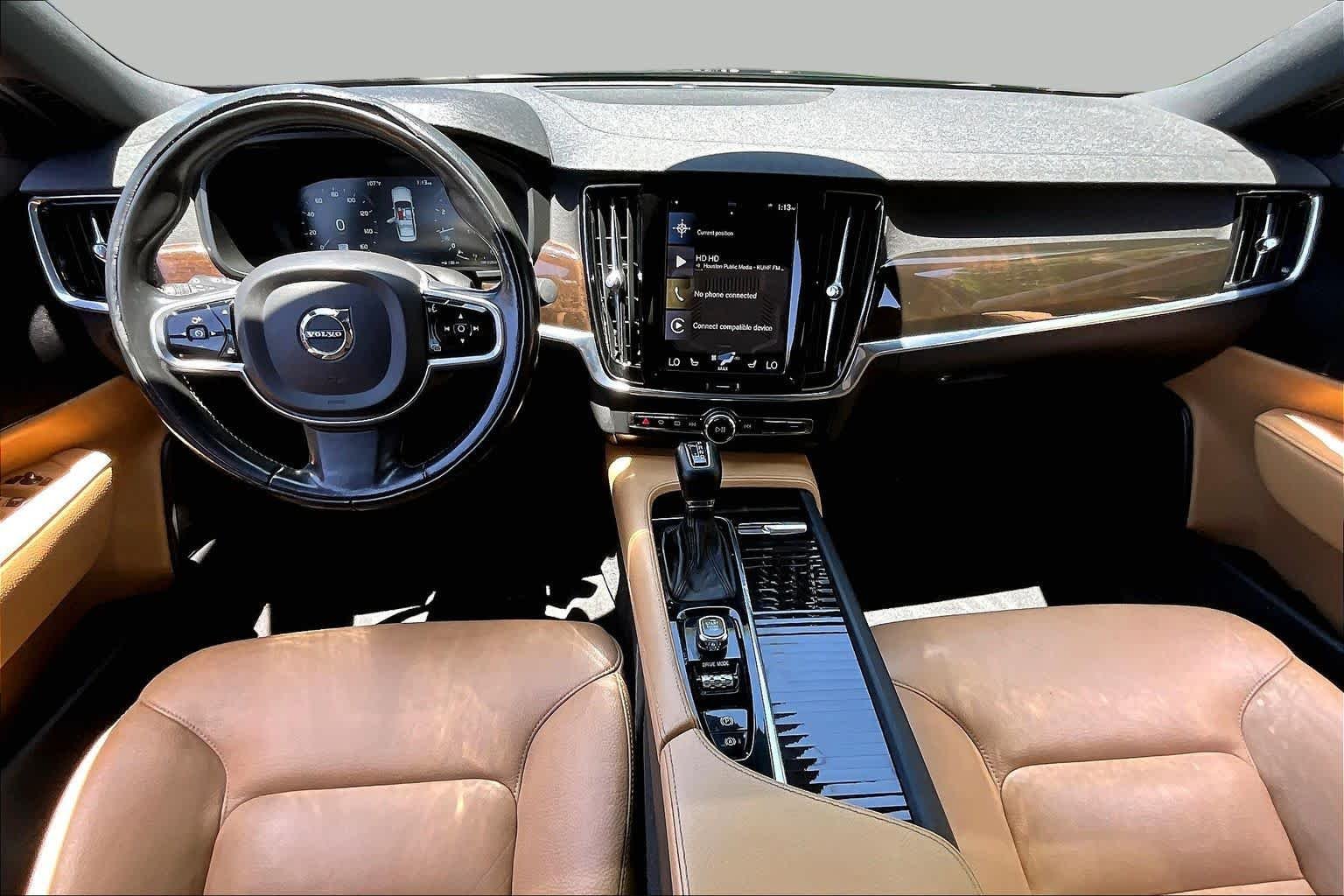 Used 2018 Onyx Black Metallic Volvo Momentum image 14