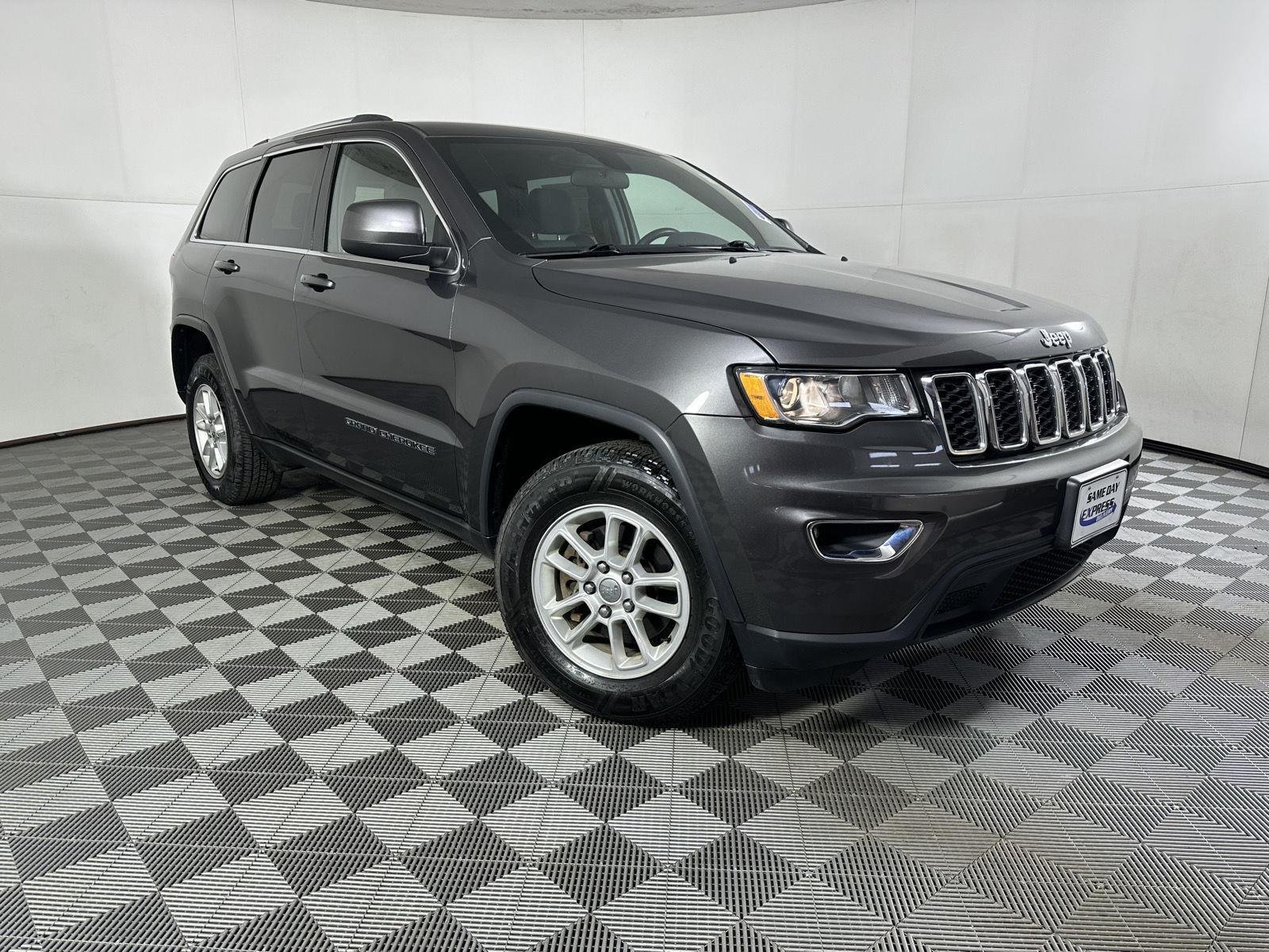 Used 2018 Granite Crystal Metallic Clearcoat Jeep Laredo E image 12