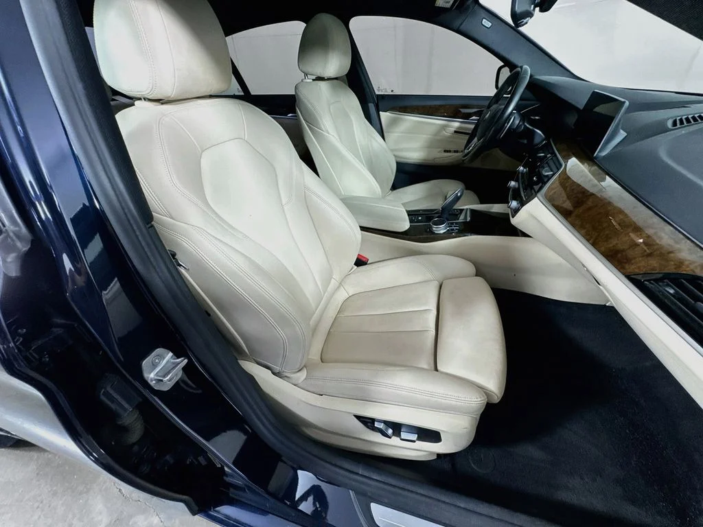 Used 2020 Blue BMW 530i xDrive image 32