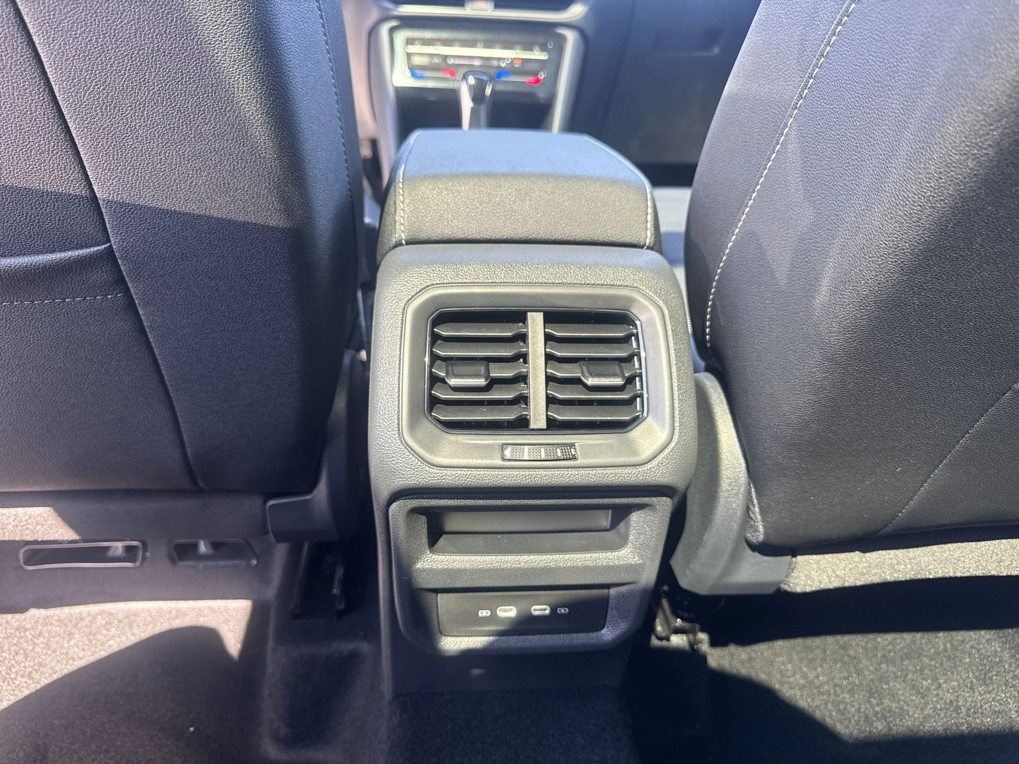 New 2027 Monument Gray w/Deep Black Roof Volkswagen SE Black image 31