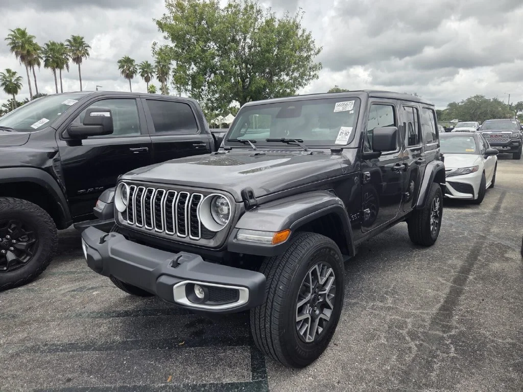 Used 2026 Granite Crystal Metallic Clearcoat Jeep Sahara image 3
