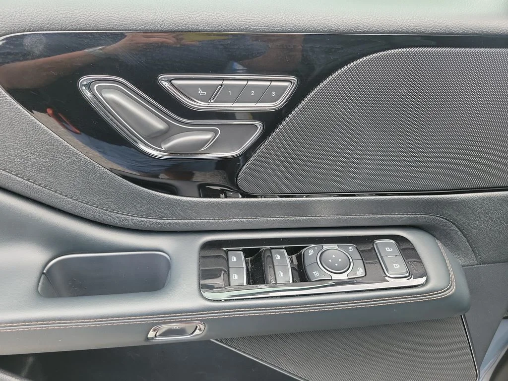 Used 2025 Blue Lincoln Premiere image 28