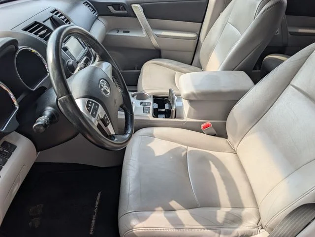 Used 2013 Black Toyota SE image 8