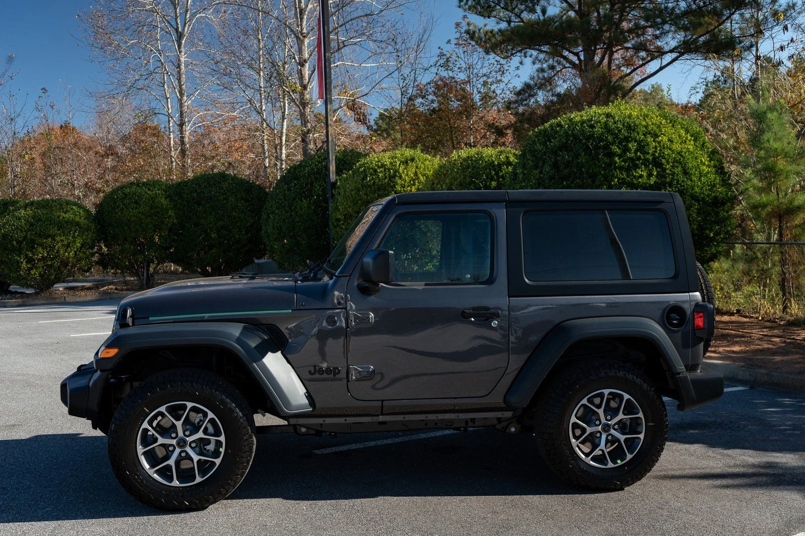 New 2026 Granite Crystal Metallic Clearcoat Jeep Sport S image 5