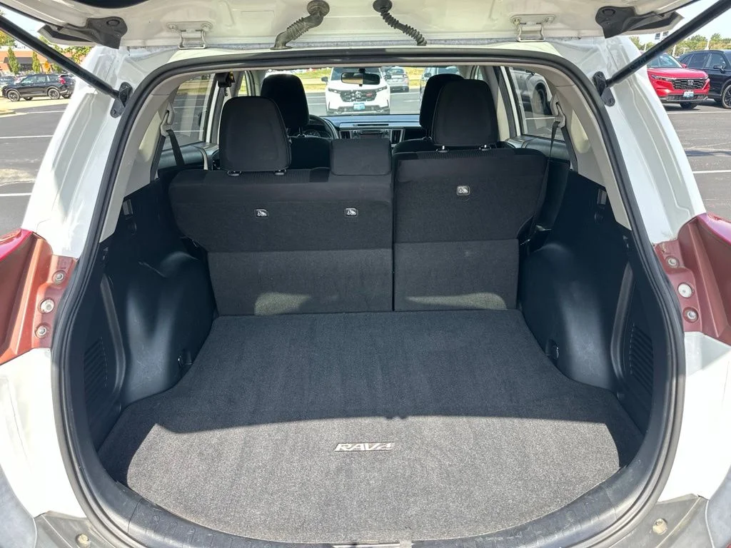 Used 2015 White Toyota LE image 19