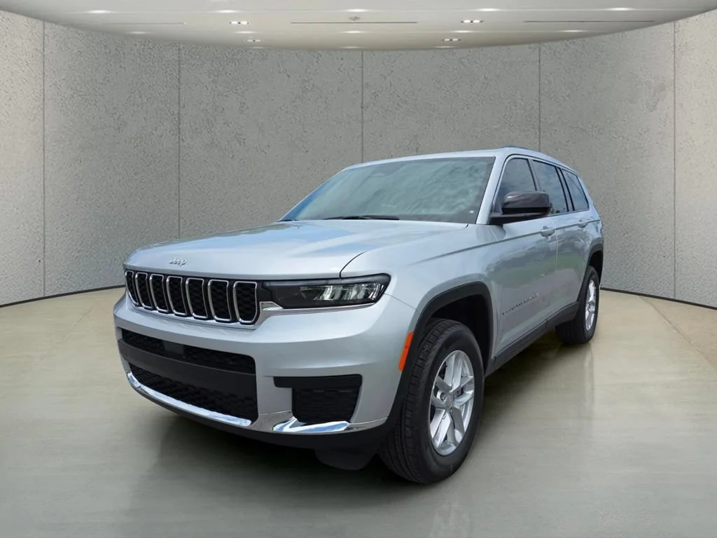 New 2026 Silver Zynith Exterior Paint Jeep Laredo image 11