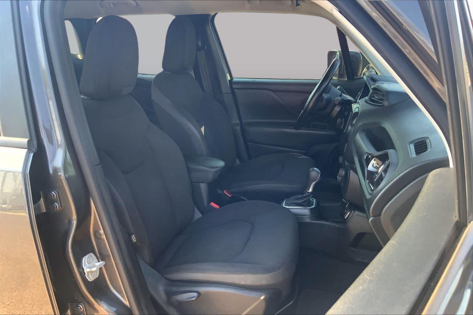 Used 2018 Granite Crystal Metallic Clearcoat Jeep Altitude image 9