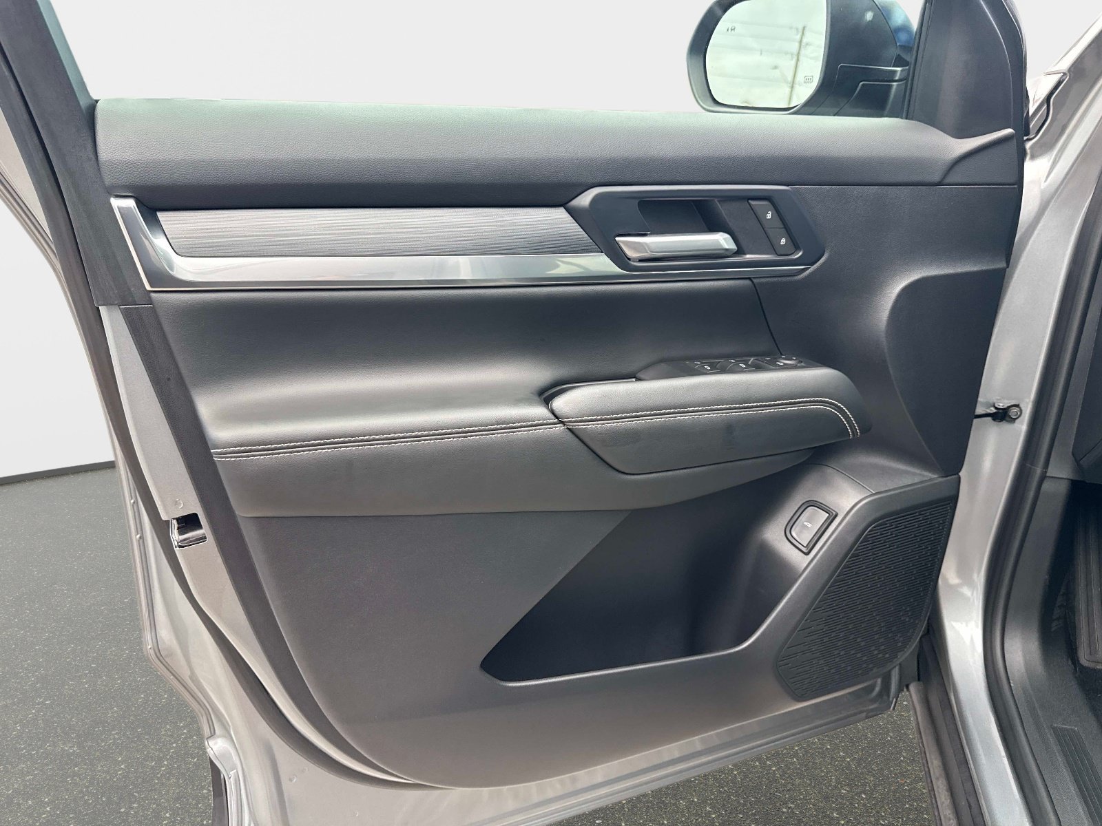 Used 2025 Sterling Metallic GMC AWD Elevation image 16