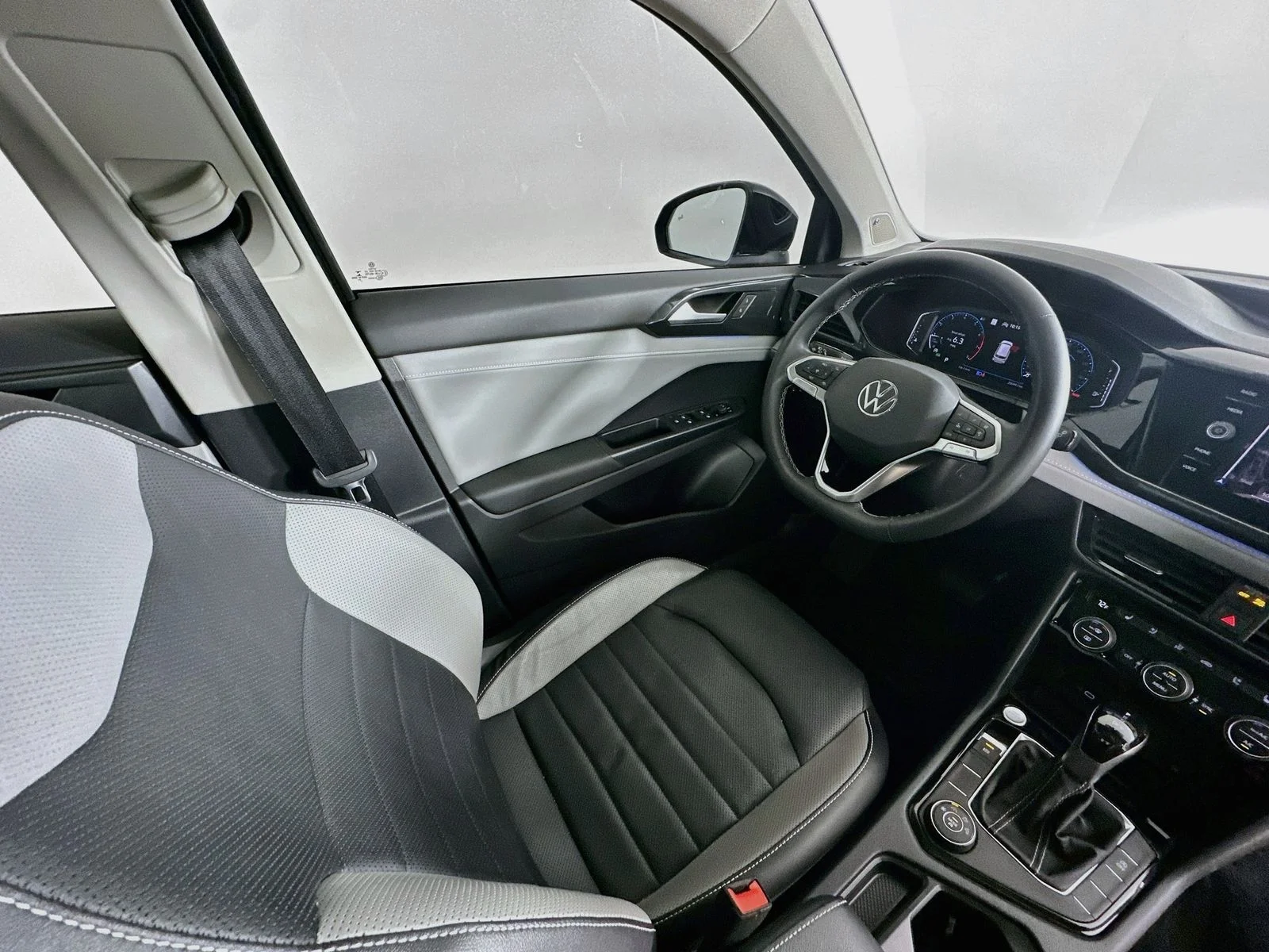 Used 2022 Black Volkswagen  image 49