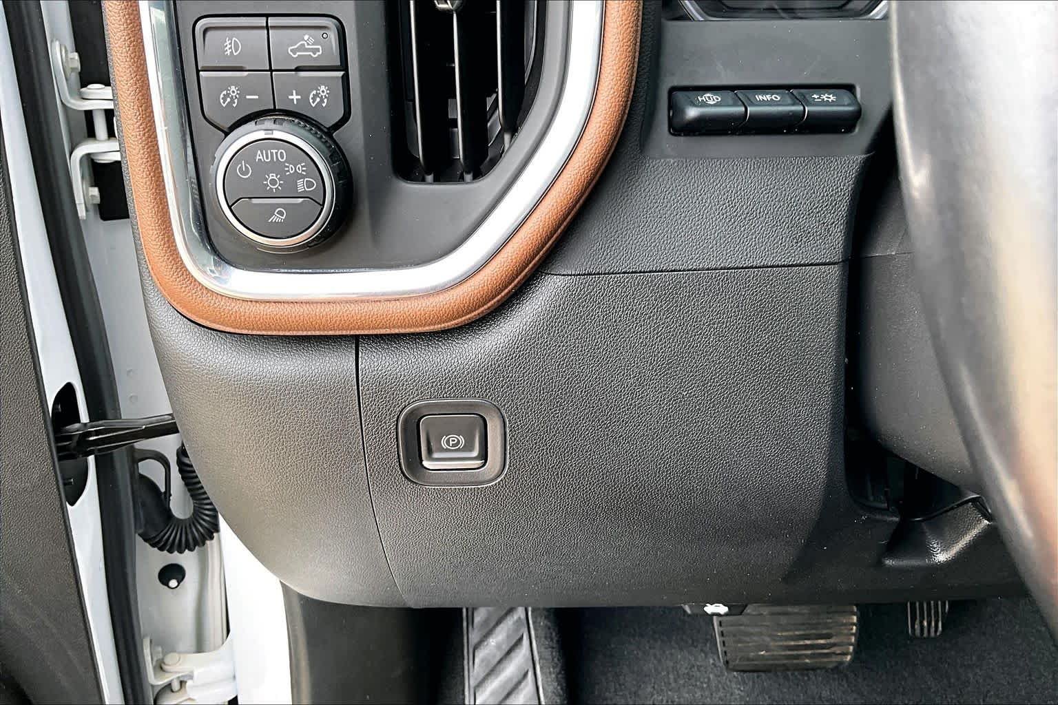 Used 2022 Iridescent Pearl Tricoat Chevrolet High Country image 33