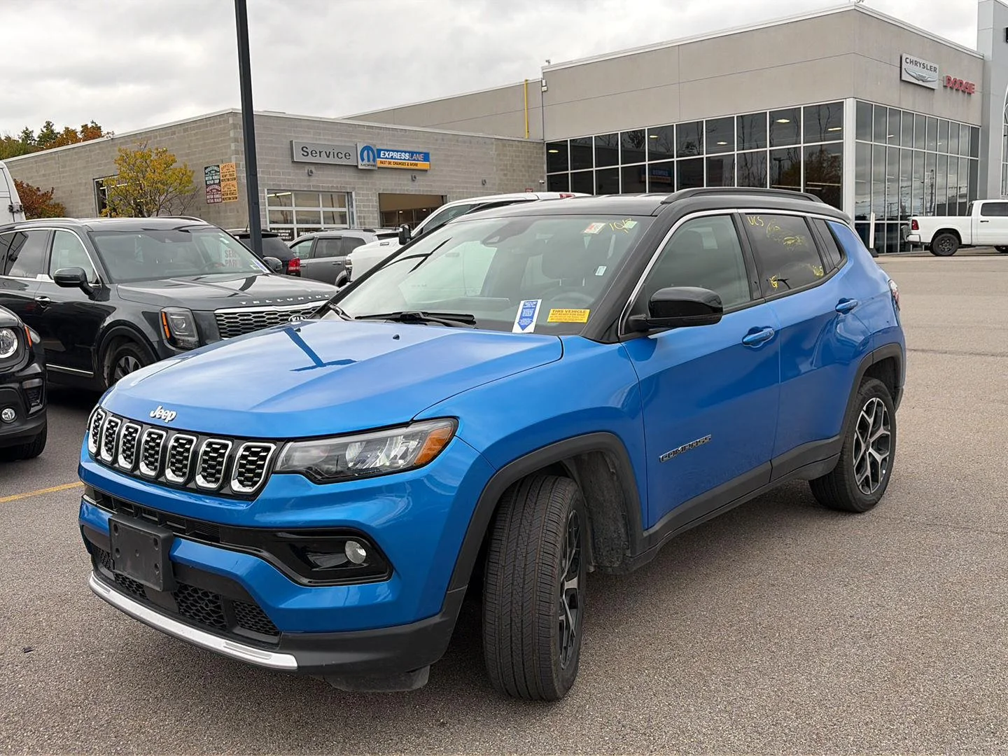Used 2025 Hydro Blue Pearlcoat Jeep Limited image 4