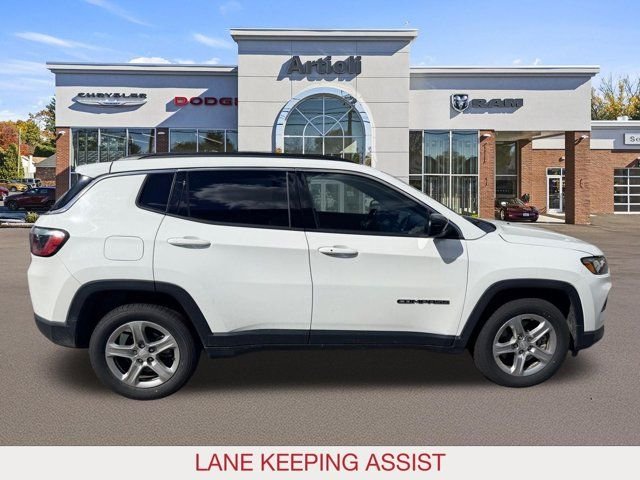 Used 2024 White Jeep Latitude image 7