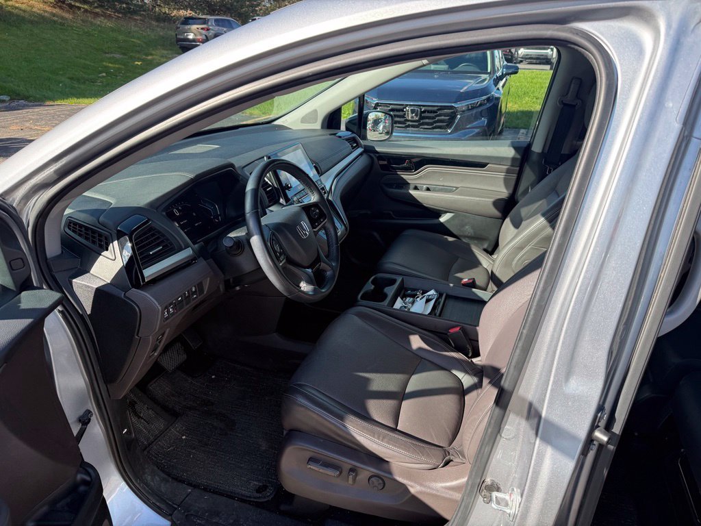Certified Used 2023 Lunar Silver Metallic Honda Touring image 8
