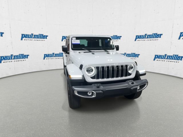 Used 2025 White Jeep Sahara image 3