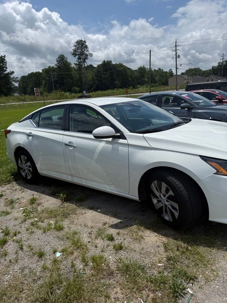 Used 2022 White Nissan 2.5 S image 5