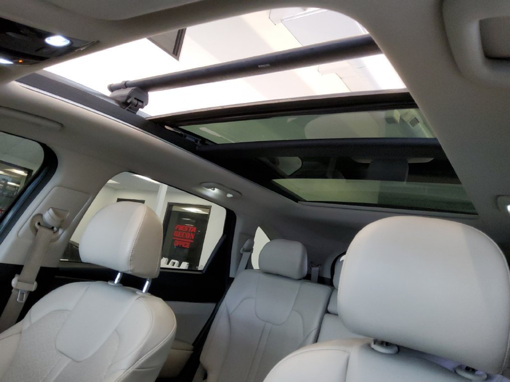Used 2022 Green Kia S image 24