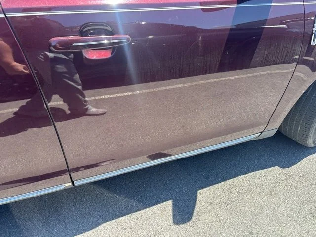 Used 2011 Red Lincoln Base image 17