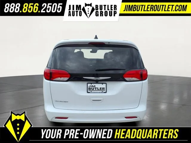 Used 2023  Chrysler LX image 17