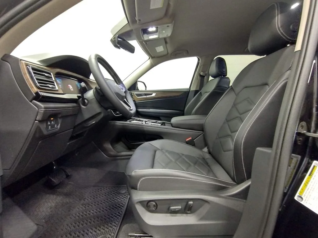 New 2026 Black Volkswagen 2.0T SE w/Technology image 23