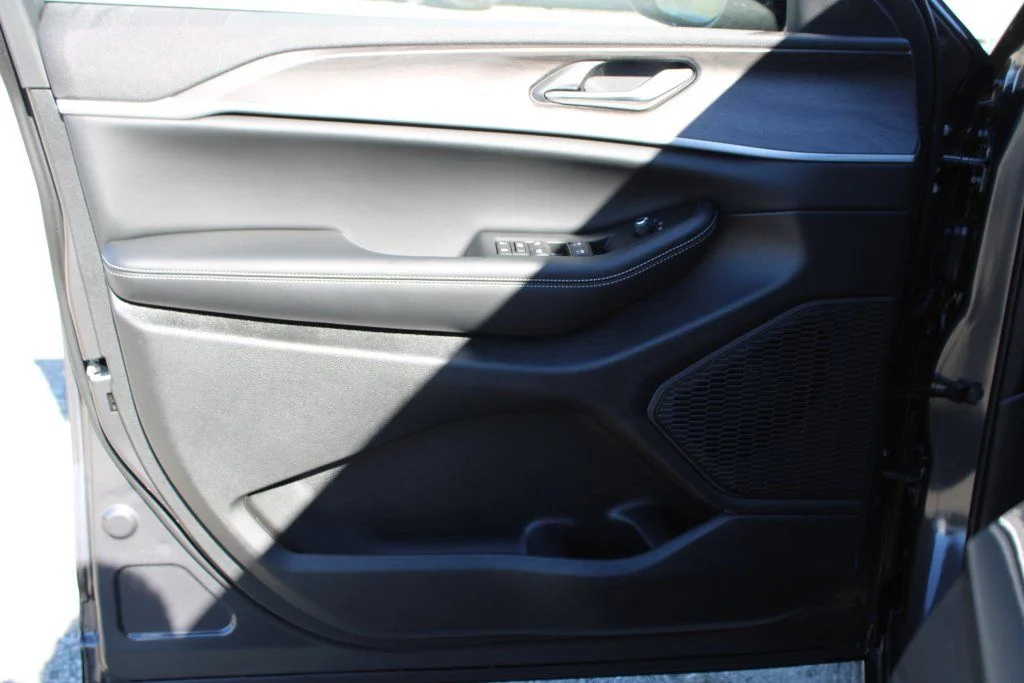 New 2026 Baltic Gray Metallic Clear-Coat Exterior Paint Jeep Laredo image 9