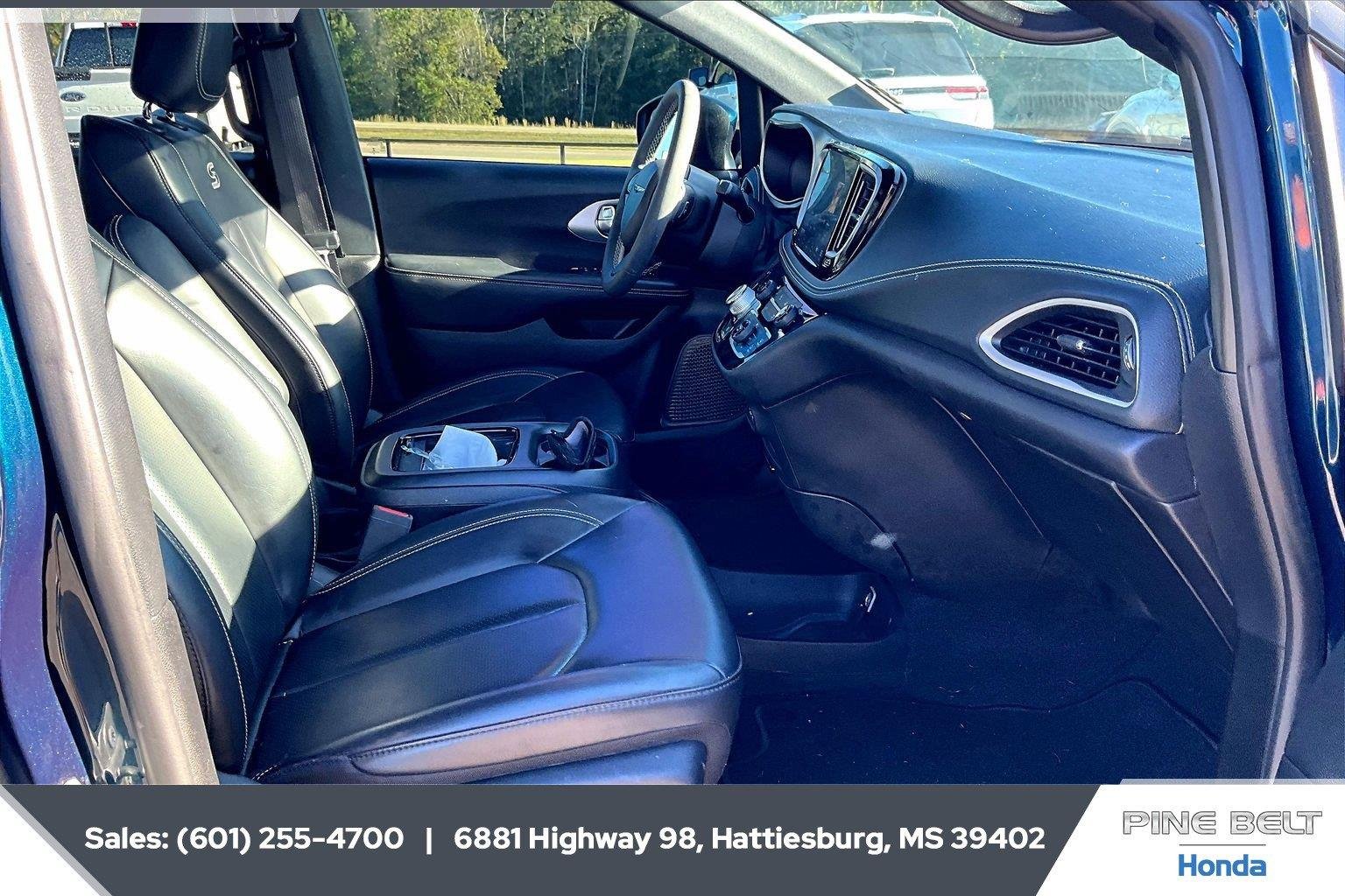 Used 2023 Fathom Blue Pearlcoat Chrysler Touring L image 6