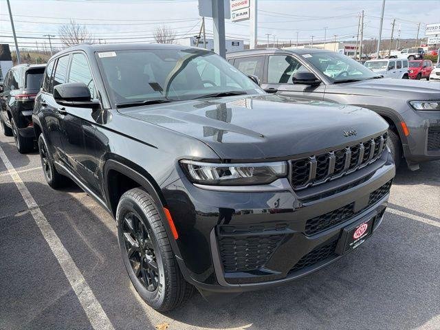New 2026 Diamond Black Crystal Pearl-Coat Exterior Paint Jeep Laredo image 1